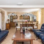6 Bedroom Beautiful In Holiday home *
