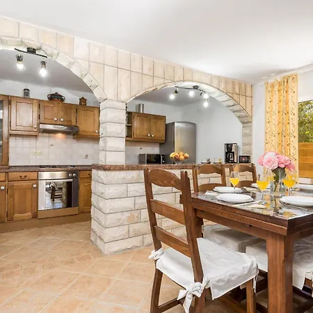 6 Bedroom Beautiful In Hébergement de vacances Povljana