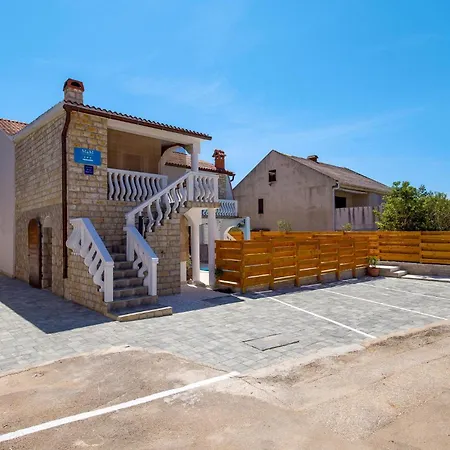 6 Bedroom Beautiful In Hébergement de vacances Povljana