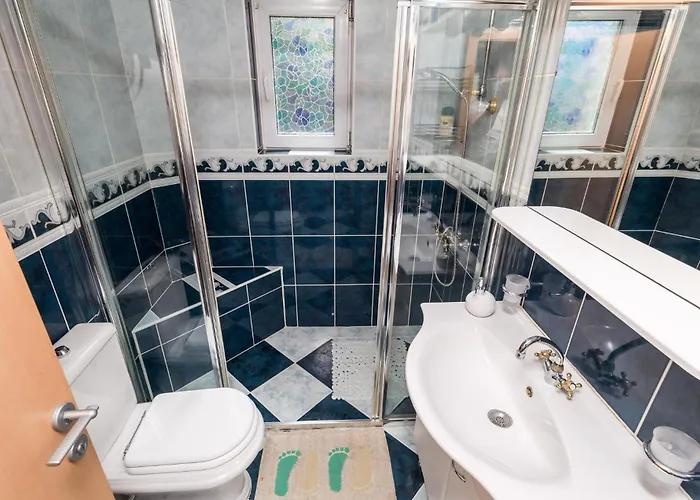 6 Bedroom Beautiful In *