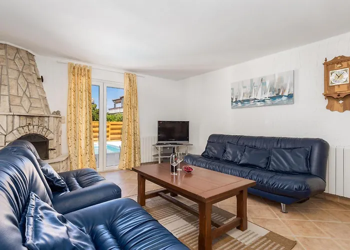 6 Bedroom Beautiful In *
