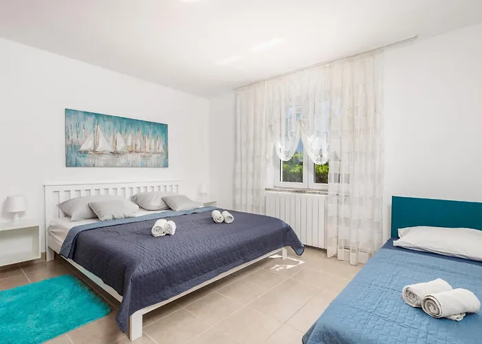 6 Bedroom Beautiful In * פובליאנה