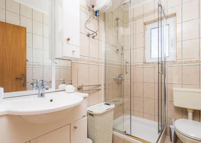 6 Bedroom Beautiful In * פובליאנה