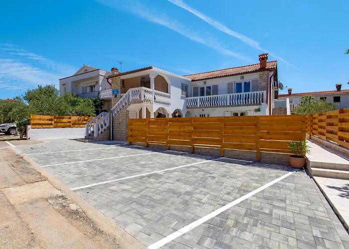6 Bedroom Beautiful In פובליאנה