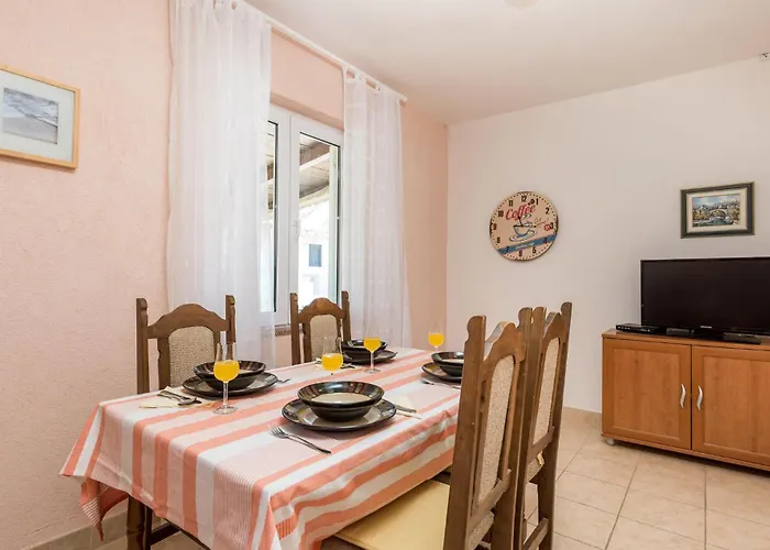 6 Bedroom Beautiful In בית נופש פובליאנה