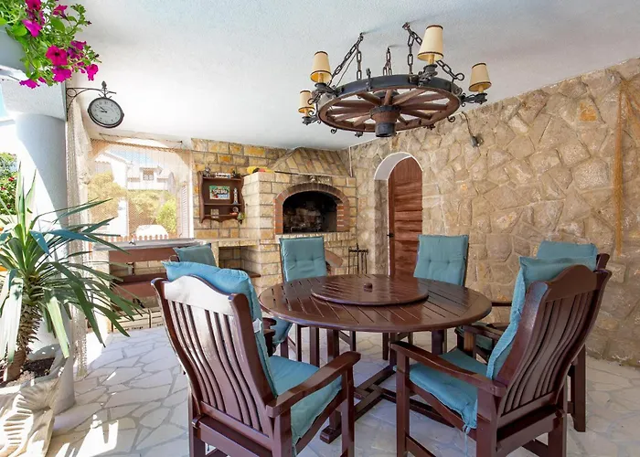 6 Bedroom Beautiful In