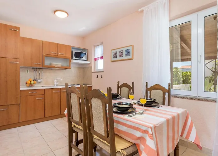 בית נופש 6 Bedroom Beautiful In