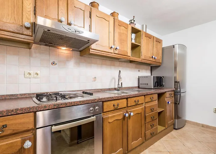6 Bedroom Beautiful In פובליאנה