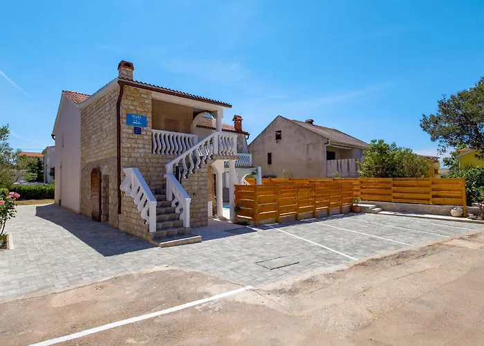 6 Bedroom Beautiful In בית נופש פובליאנה
