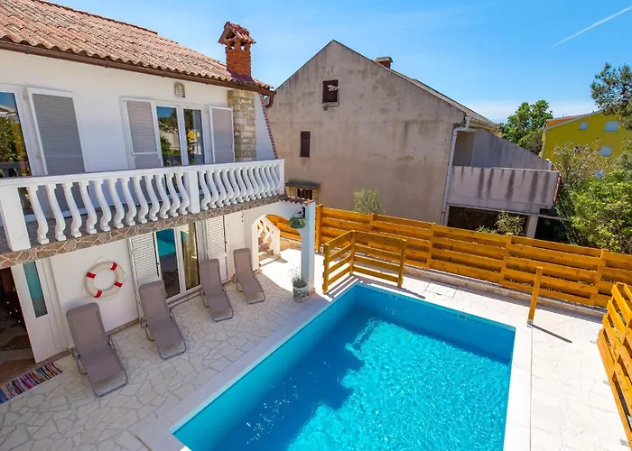 6 Bedroom Beautiful In פובליאנה